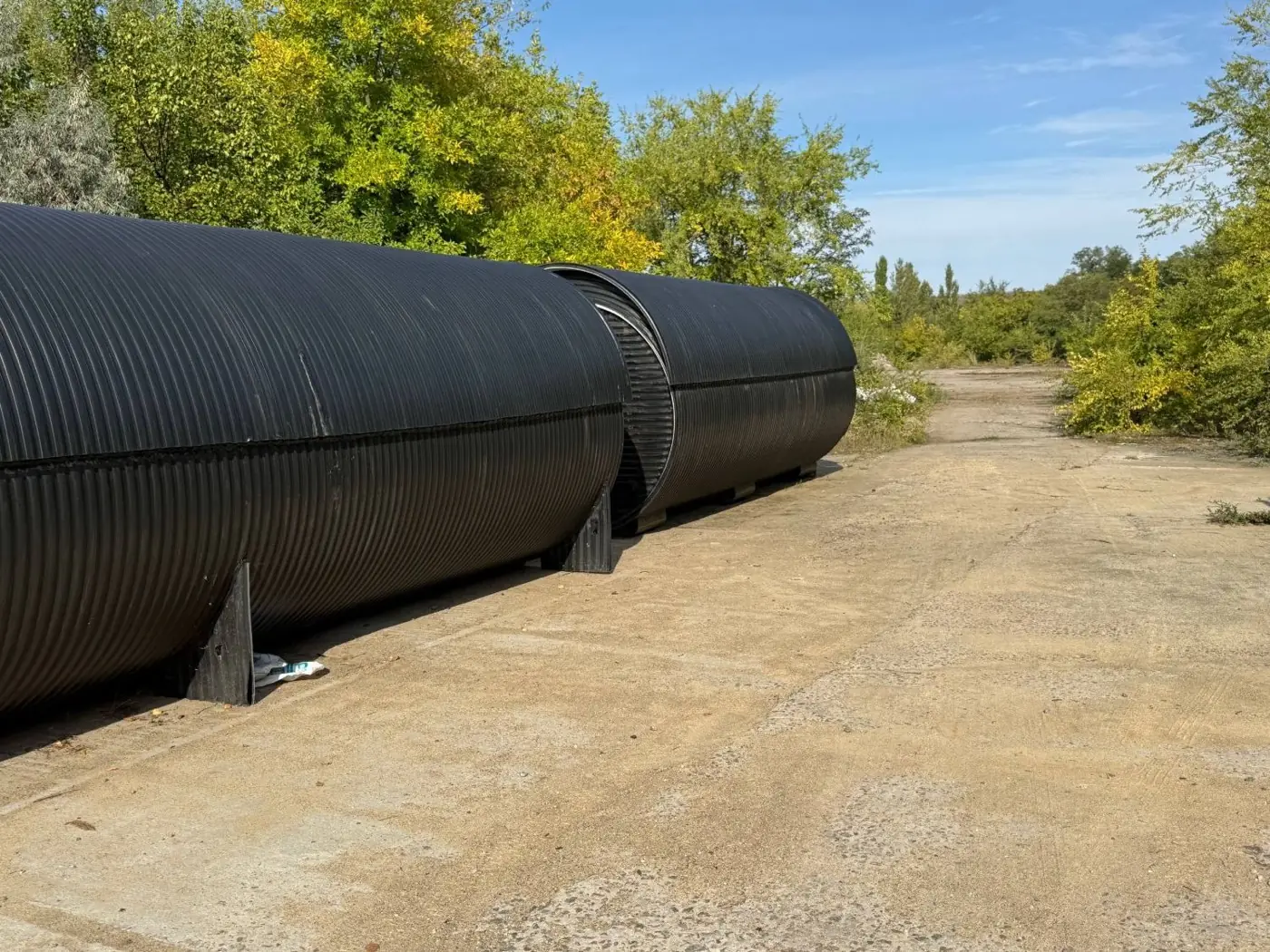 Два поліетиленові модулі укриття на опорах перед відвантаженням